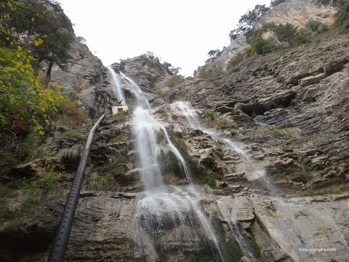 Водопад Уча́н-Су́ на реке Водопадной в Ялтинском государ. горно-лесном заповеднике. Самый высокий в Крыму по высоте падения -116м и по высоте над уровнем моря - 390 м. Название в переводе с южнобереж. диалекта крымскотатарского - «летящая вода».