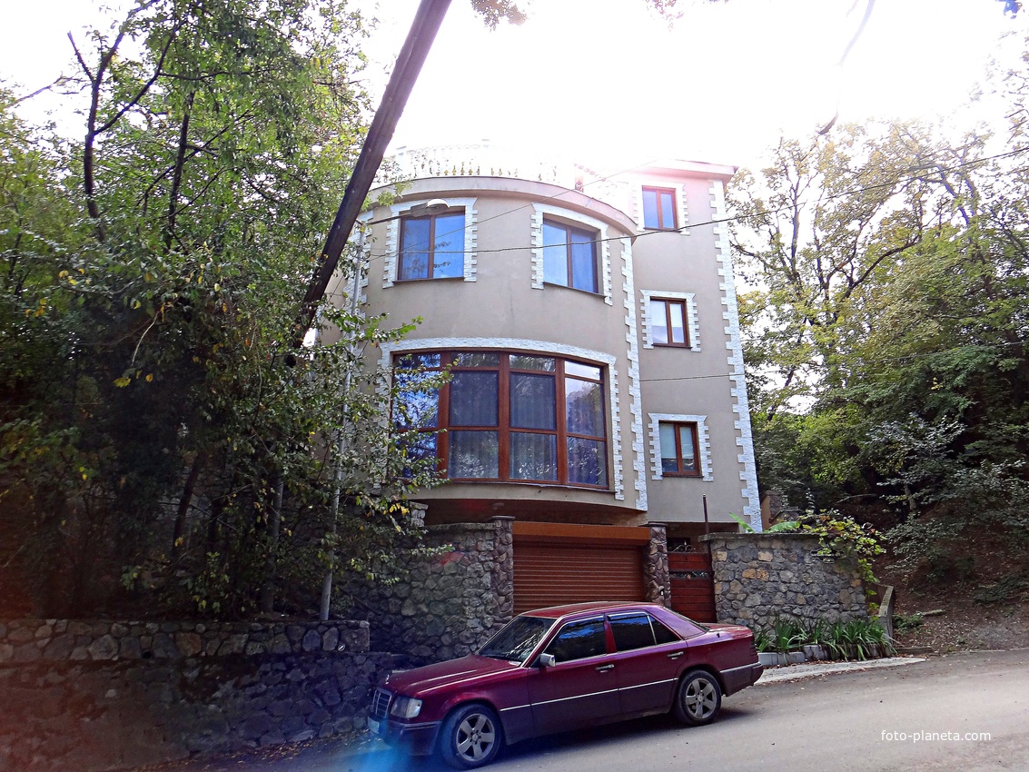 В посёлке вдоль Бахчисарайского шоссе.