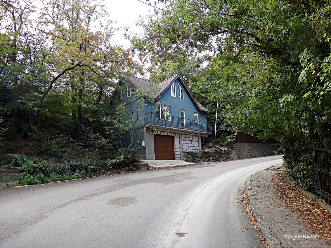 В посёлке вдоль Бахчисарайского шоссе.