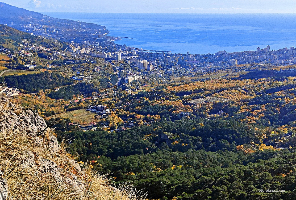 Вдоль экологического маршрута "Штангеевская тропа" на территории Ялтинского горно-лесного заповедника. Ялта с видовой площадки над водопадом Учан-Су