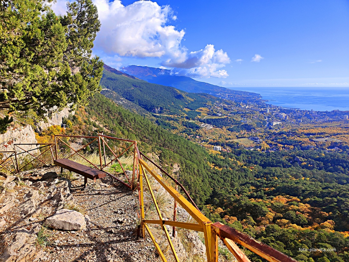 Вдоль экологического маршрута "Штангеевская тропа" на территории Ялтинского горно-лесного заповедника. Вид в сторону Ялты со смотровой площадки над водопадом Учан-Су.