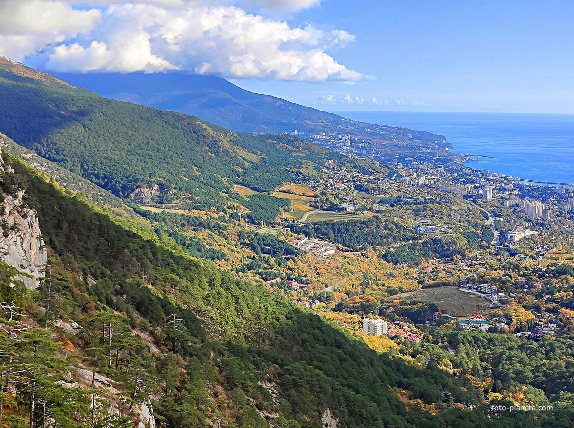 Вдоль экологического маршрута "Штангеевская тропа" на территории Ялтинского горно-лесного заповедника. Вид на Ялту.