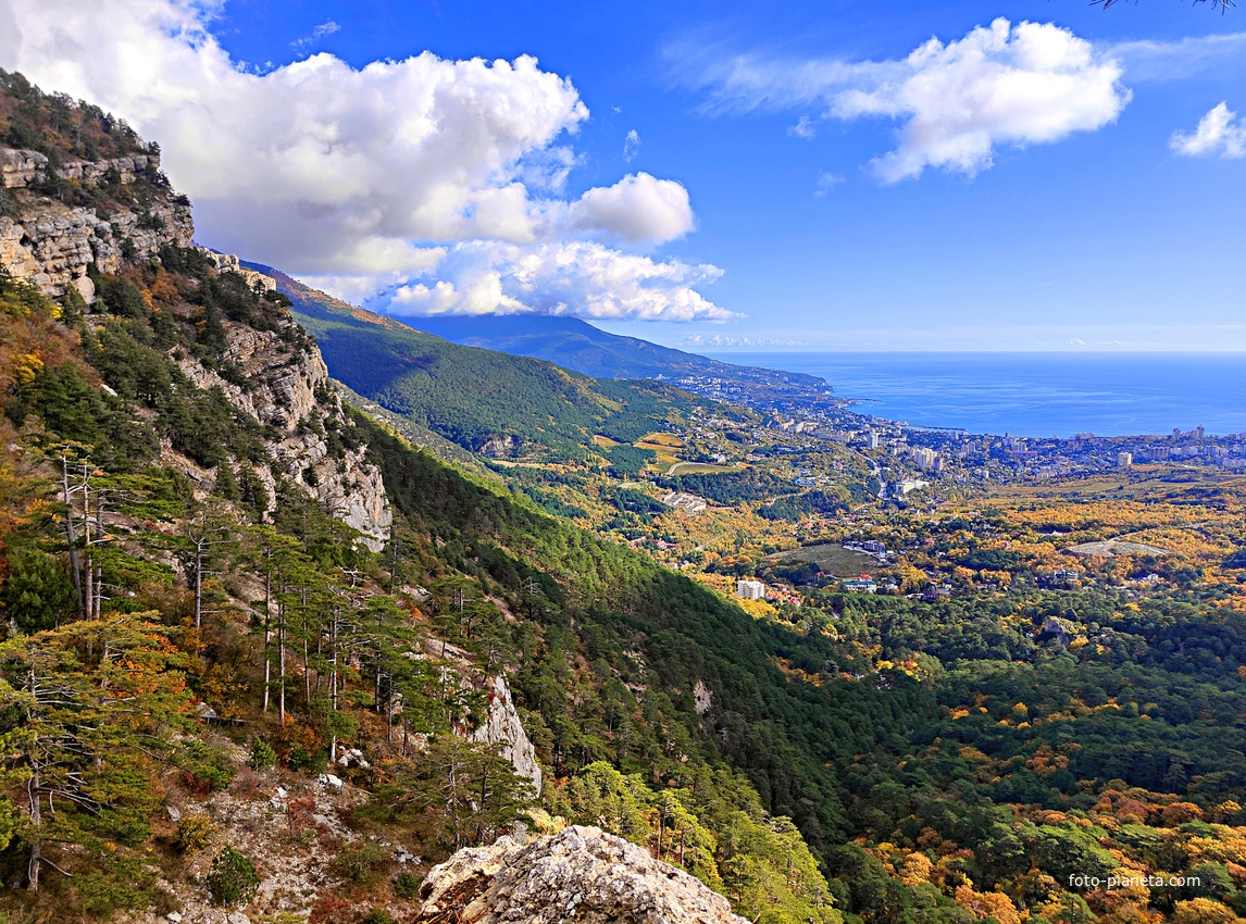 Вдоль экологического маршрута "Штангеевская тропа" на территории Ялтинского горно-лесного заповедника. Вид на Ялту. Слева - скалистый обрыв южного склона Ялтинской яйлы.