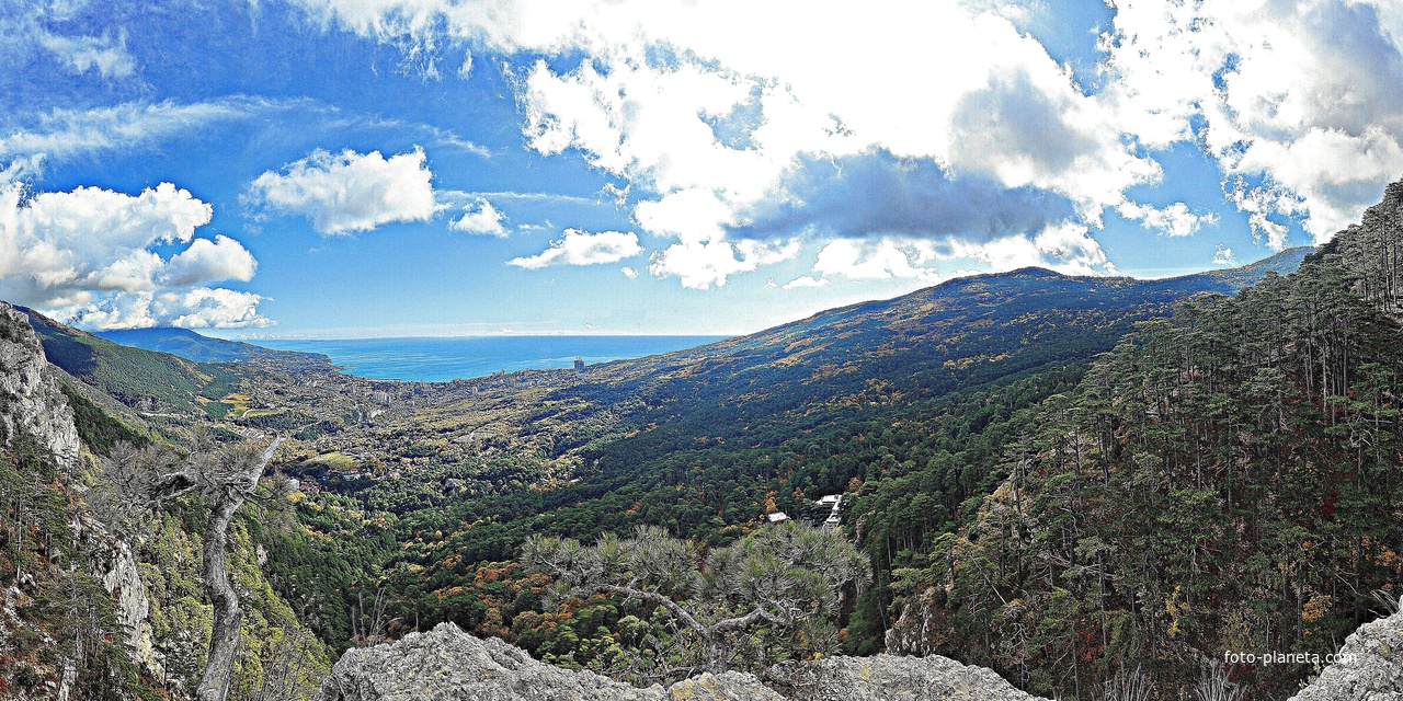 Вдоль экологического маршрута "Штангеевская тропа" на территории Ялтинского горно-лесного заповедника. Вид в сторону Ялты со скалистого обрыва южного отрога Ялтинской яйлы.