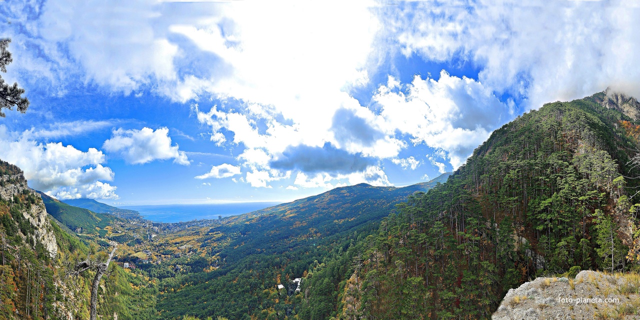 Вдоль экологического маршрута "Штангеевская тропа" на территории Ялтинского горно-лесного заповедника. Панорамный вид в сторону Ялты со скалистого обрыва южного отрога Ялтинской яйлы.