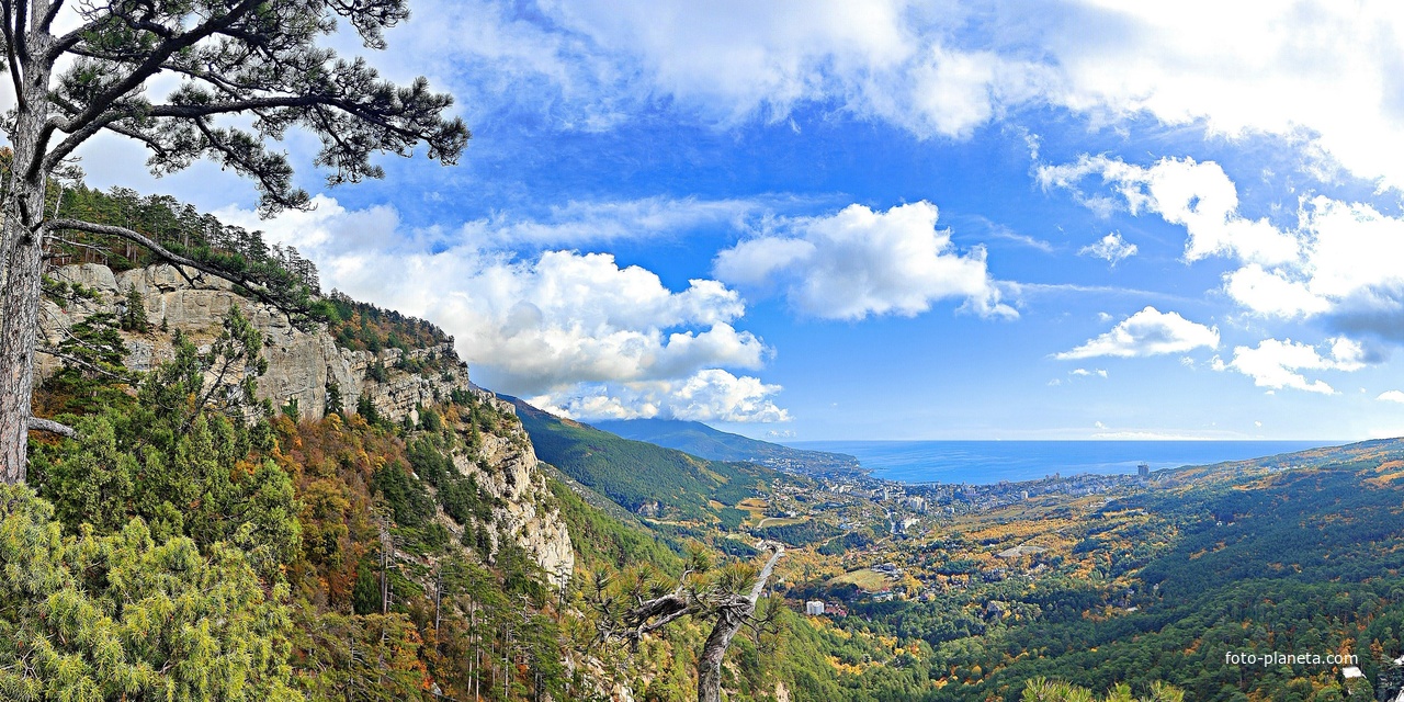 Вдоль экологического маршрута "Штангеевская тропа" на территории Ялтинского горно-лесного заповедника. Панорамный вид в сторону Ялты со скалистого обрыва южного отрога Ялтинской яйлы. Слева - скалистый обрыв южного склона Ялтинской яйлы.