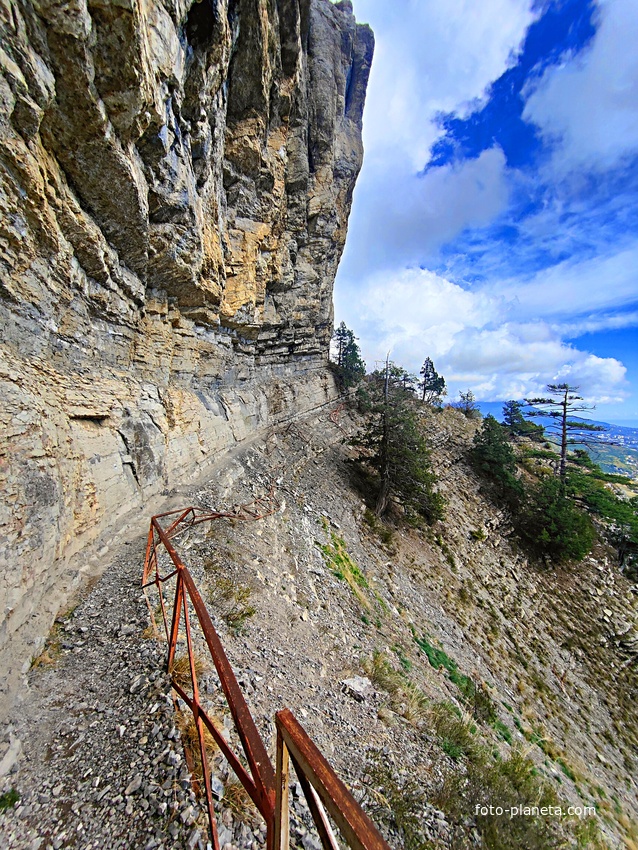 Чёртов мост на скалистом обрыве южного склона Ялтинской яйлы вдоль экологического маршрута "Штангеевская тропа" на территории Ялтинского горно-лесного заповедника.