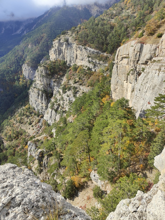 Пешеходный экологический маршрут "Штангеевская тропа" на утёсе Ставри-Кая на территории Ялтинского горно-лесного заповедника. Вид с вершины  Вид на три ступени скального обрыва хребта Ставрея .