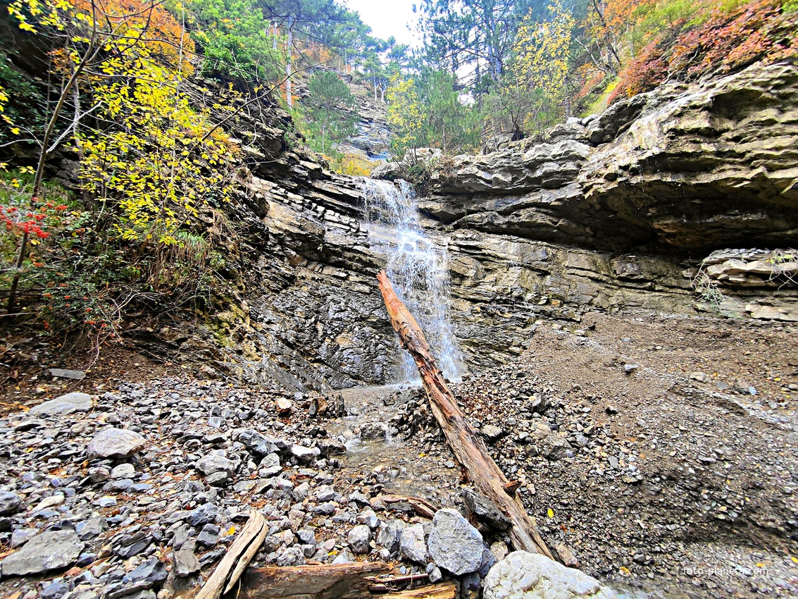 Пешеходный экологический маршрут "Боткинская тропа" на территории Ялтинского горно-лесного заповедника. Водопад "Надежда" на речке Шапка-Узень.