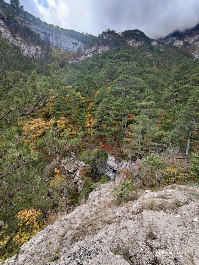 Вдоль пешеходного экологического маршрута "Боткинская тропа" на территории Ялтинского горно-лесного заповедника. Нижняя часть хребта Ставрея и ущелье Яузлар.