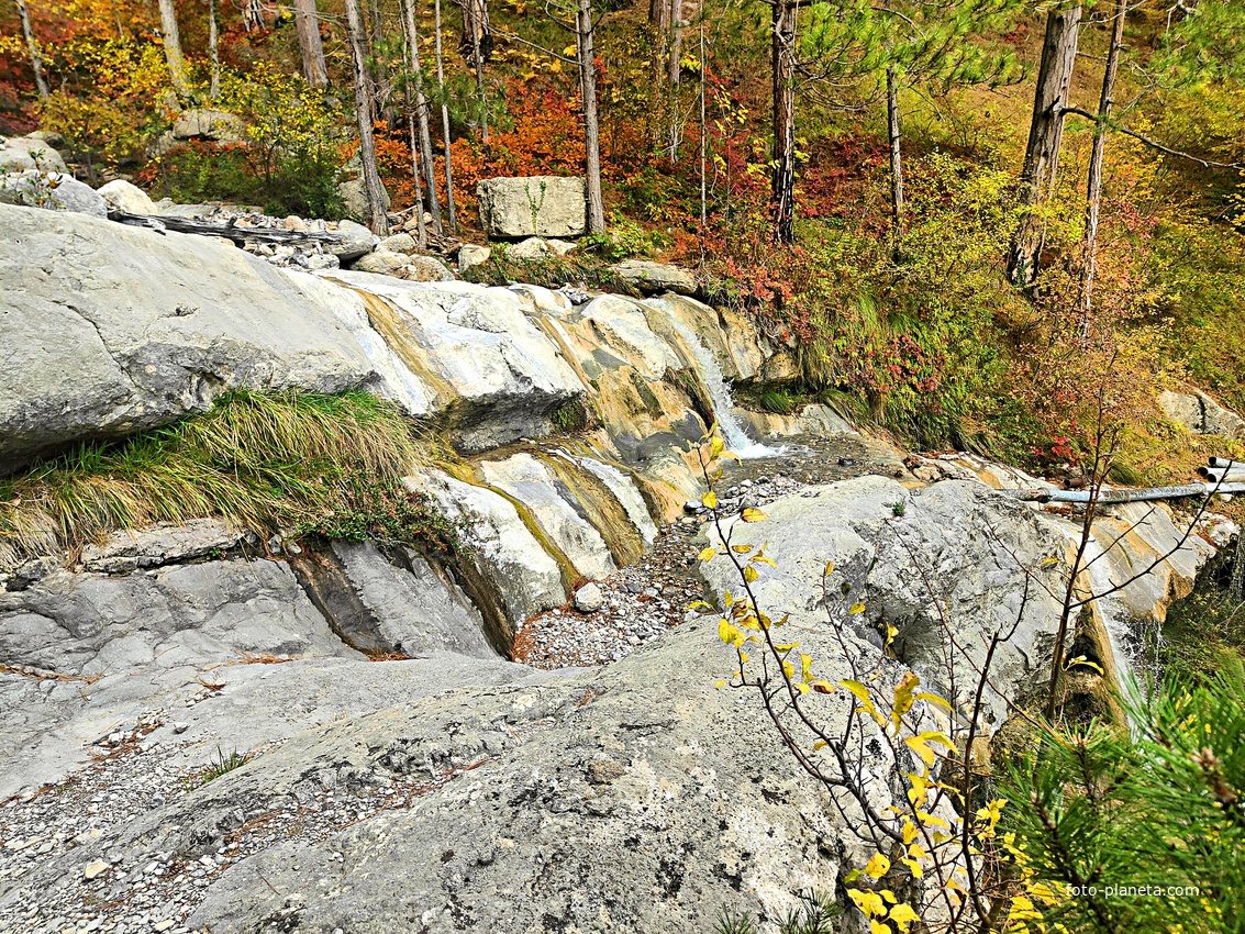 Пешеходный экологический маршрут "Боткинская тропа" на территории Ялтинского горно-лесного заповедника. Водопад на речке Яузлар.