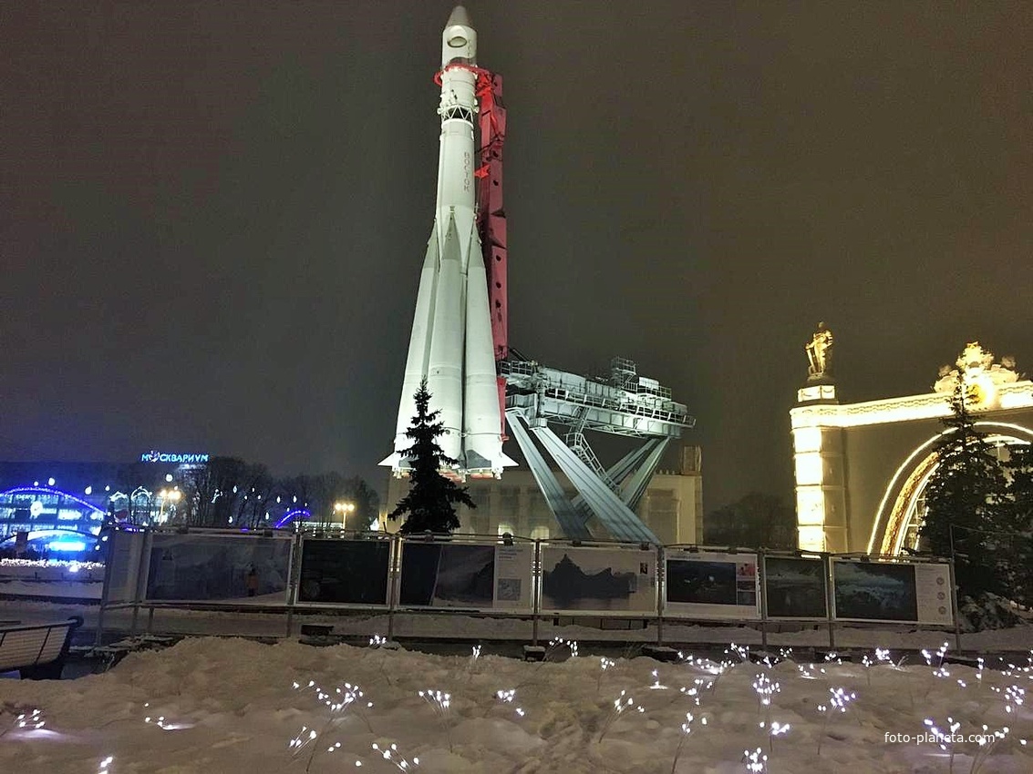 Макет ракеты-носителя <<Восток>> у павильона <<Космос>>