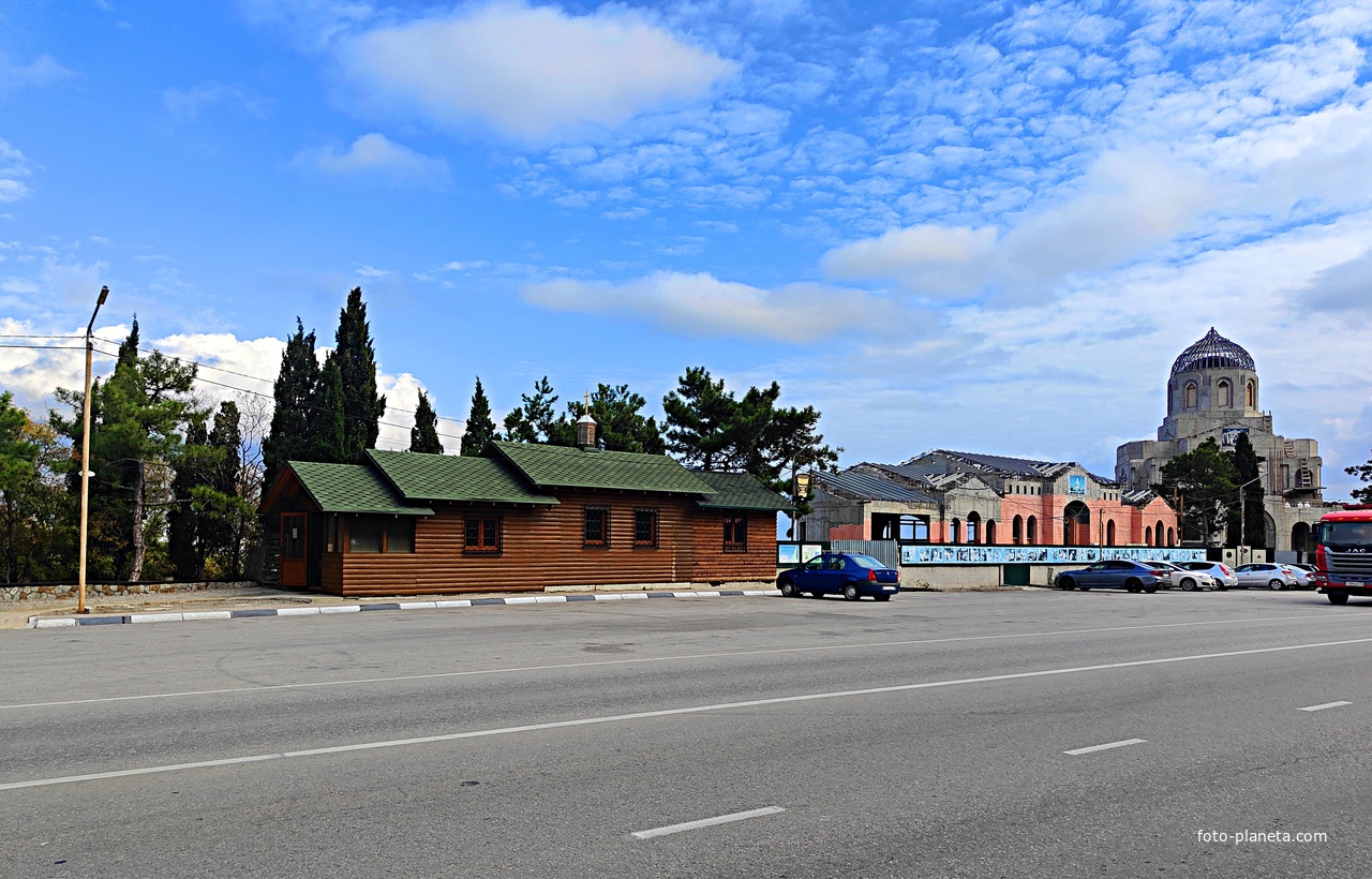 Храм первомучеников Феодора и Иоанна Варяжских на Севастопольском шоссе (верхняя площадка старого кладбища). Рядом строящиеся "Православный просветительский центр" и за ним - храм Вознесения Господня.