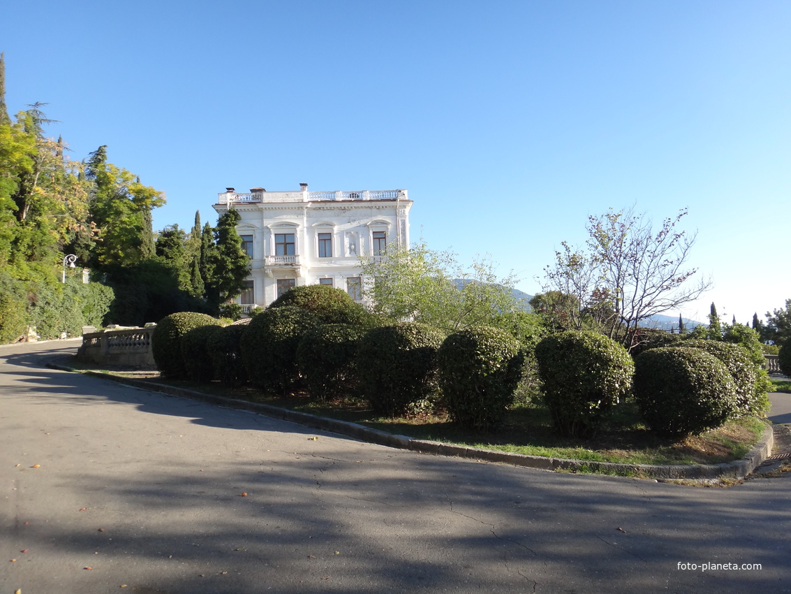 Дворцово-парковый ансамбль Ливадийского дворца. Парк-памятник садово-паркового искусства. Свитский (Пажеский) дом.