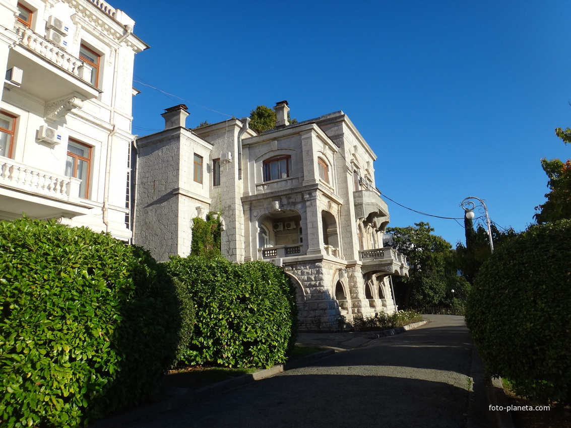 Дворцово-парк. ансамбль Ливад. дворца. Свитский дом (слева) 1902г. постр. для проживания высокопост. и приближ. к царской семье особ. Дом барона В. Б. Фредерикса, последн. министра Импер. Двора, постр. в 1902г. по проекту петербур. арх. А. Бибера.