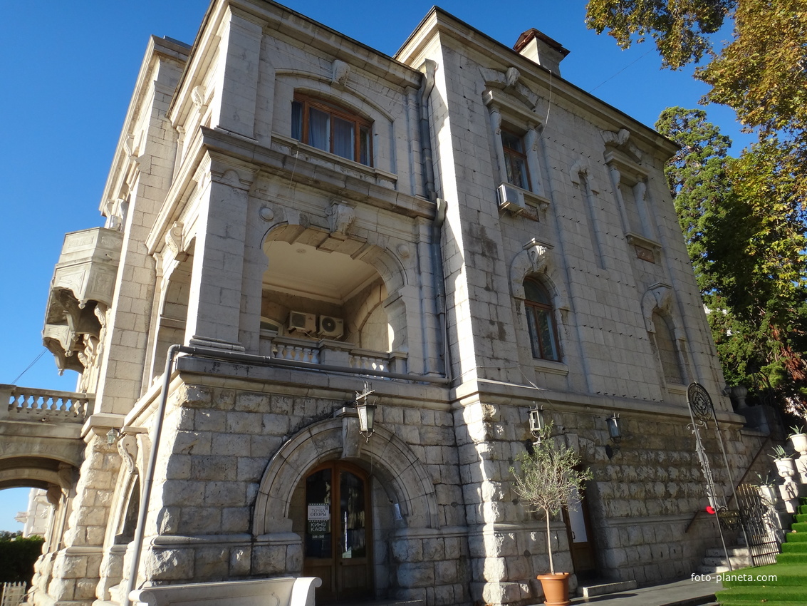 Дом барона В. Б. Фредерикса, последнего министра Императорского Двора в Ливадии, построенный в 1902 г. по проекту петербургского архитектора Альфреда Бибера.