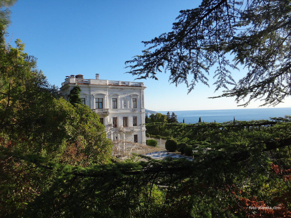 Дворцово-парковый ансамбль Ливадийского дворца. Парк-памятник садово-паркового искусства. Свитский (Пажеский) дом и шахматные доски.