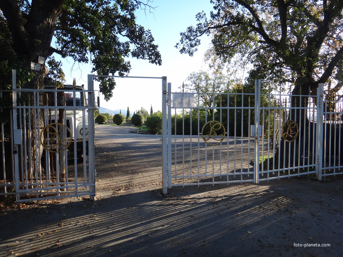 Дворцово-парковый ансамбль Ливадийского дворца. Юго-западные ворота со стороны Севастопольского шоссе.