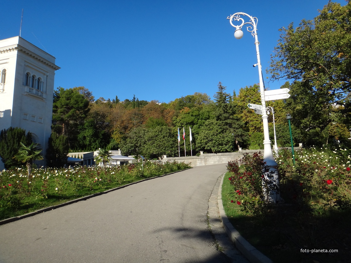 Дворцово-парковый ансамбль Ливадийского дворца. В парке перед Большим дворцом.