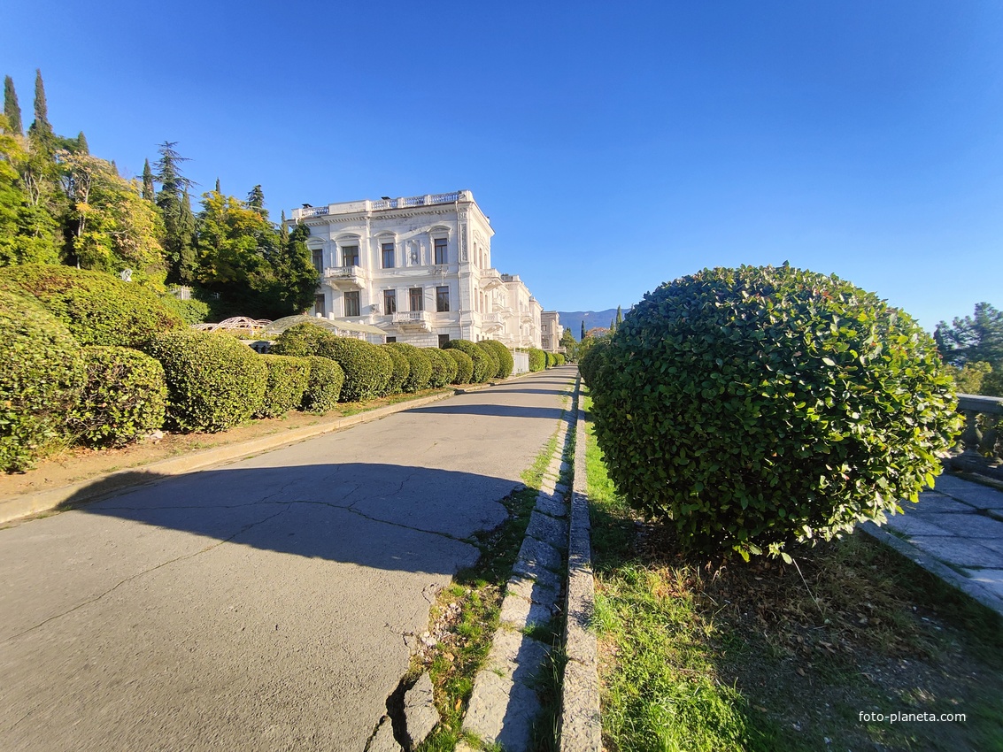 Дворцово-парковый ансамбль Ливадийского дворца. Парк-памятник садово-паркового искусства. Свитский (Пажеский) дом.