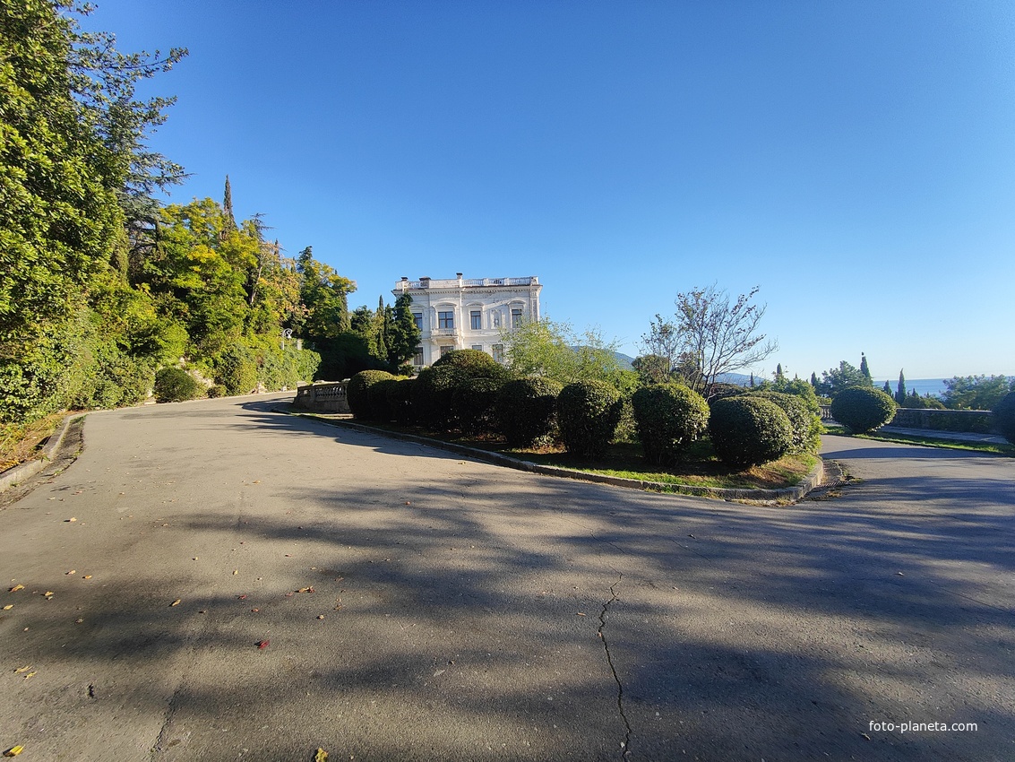 Дворцово-парковый ансамбль Ливадийского дворца. Парк-памятник садово-паркового искусства. Свитский (Пажеский) дом.