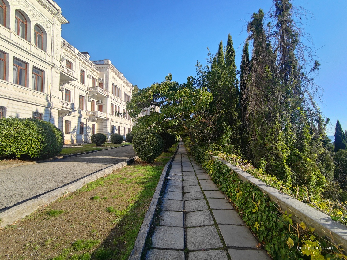 Дворцово-парковый ансамбль Ливадийского дворца. Парк-памятник садово-паркового искусства. Свитский (Пажеский) дом1902г. постройки для проживания высокопоставленных и приближённых к царской семье особ.
