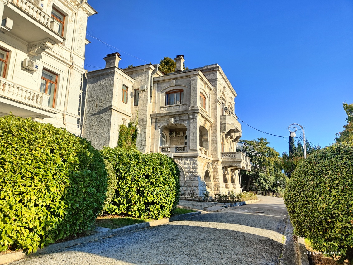 Дворцово-парк. ансамбль Ливад. дворца. Свитский дом (слева) 1902г. постр. для проживания высокопост. и приближ. к царской семье особ. Дом барона В. Б. Фредерикса, последн. министра Импер. Двора, постр. в 1902г. по проекту петербур. арх. А. Бибера.