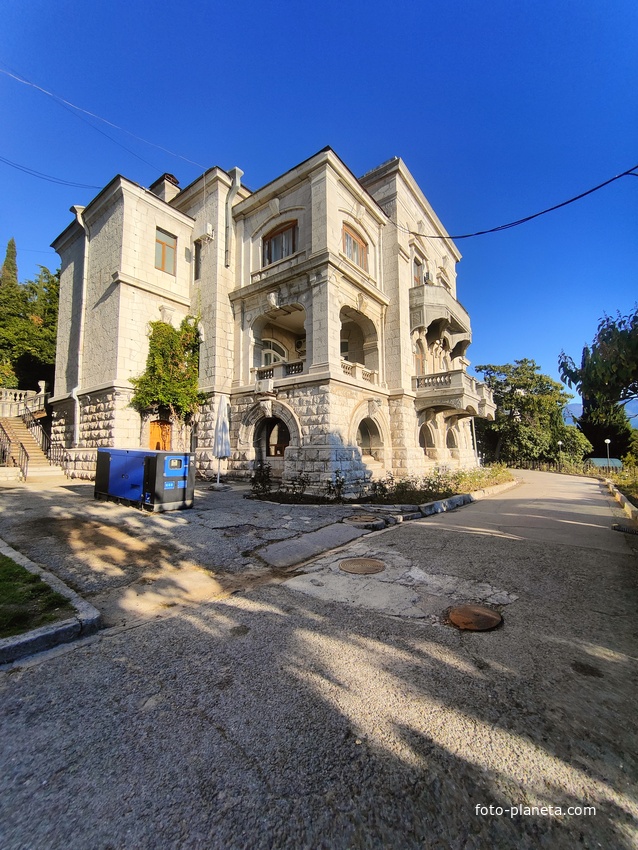 Дворцово-парковый ансамбль Ливадийского дворца.  Дом барона В. Б. Фредерикса, последнего министра императорского Двора, построен в 1902г. по проекту петербургского архитектора Альфреда Бибера.