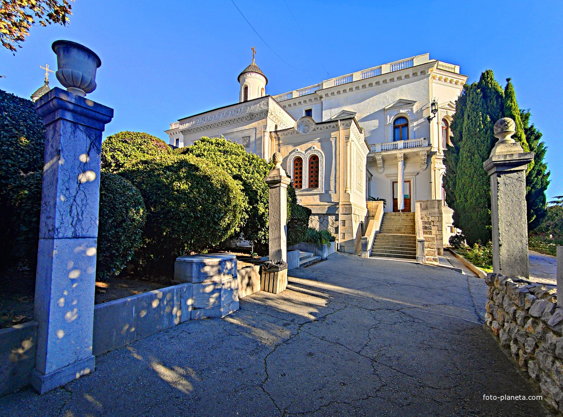 Дворцово-парковый ансамбль Ливадийского дворца. Дворцовый Крестовоздвиженский храм постройки 1863 г. по проекту архитектора Ипполита Матвеевича Монигетти.