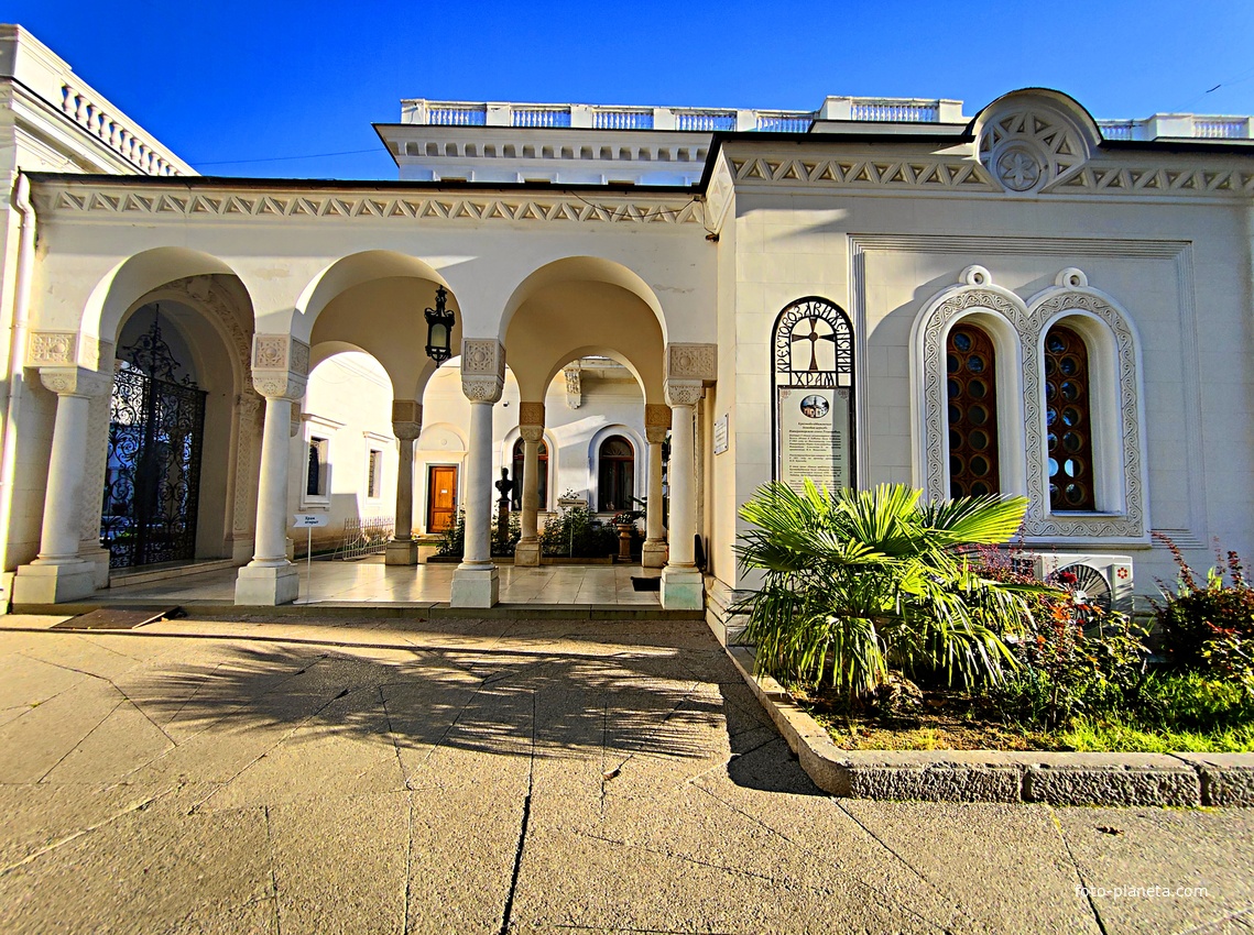 Дворцово-парковый ансамбль Ливадийского дворца. Византийская колоннада — украшение паперти Крестовоздвиженского храма, которое было добавлено в 1910–1911 гг. архитектором Н. П. Красновым при строительстве нового Большого Императорского дворца.