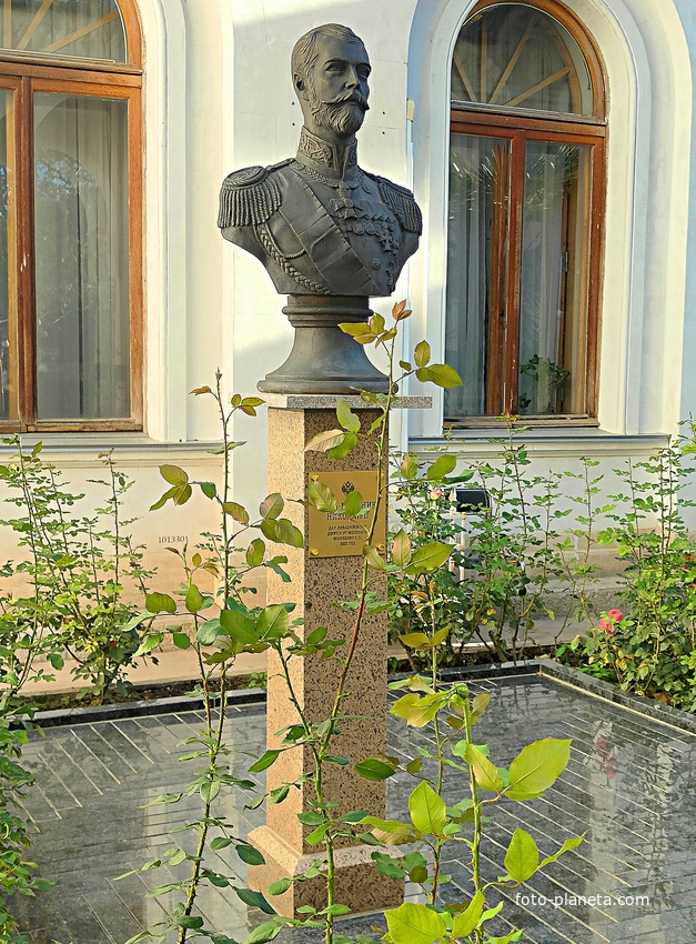 Дворцово-парковый ансамбль Ливадийского дворца. Бюст царю-мученику Николаю II у храма в честь Воздвижения Честного и Животворящего Креста Господня – домовой церкви семьи Романовых.