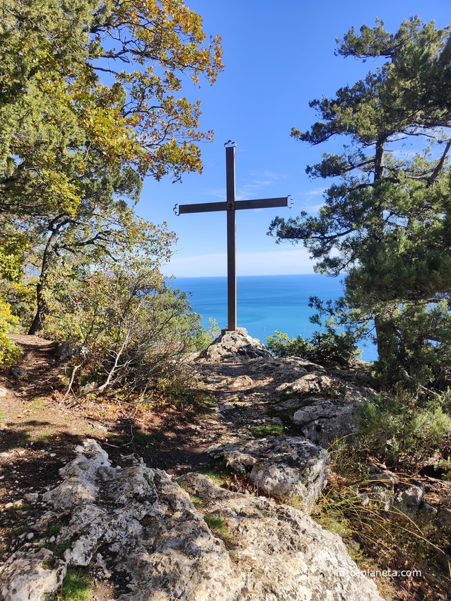 На пешеходном экологическом маршруте "Курчатовская тропа" Ялтинского горно-лесного природного заповедника. Крест на вершине г. Ай-Никола. Копия исторического памятника 17 века. Его называют Казачья веха.