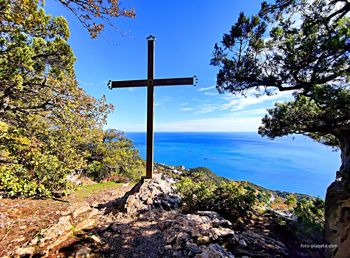 На пешеходном экологическом маршруте "Курчатовская тропа" Ялтинского горно-лесного природного заповедника. Крест на вершине г. Ай-Никола. Копия исторического памятника 17 века. Его называют Казачья веха.