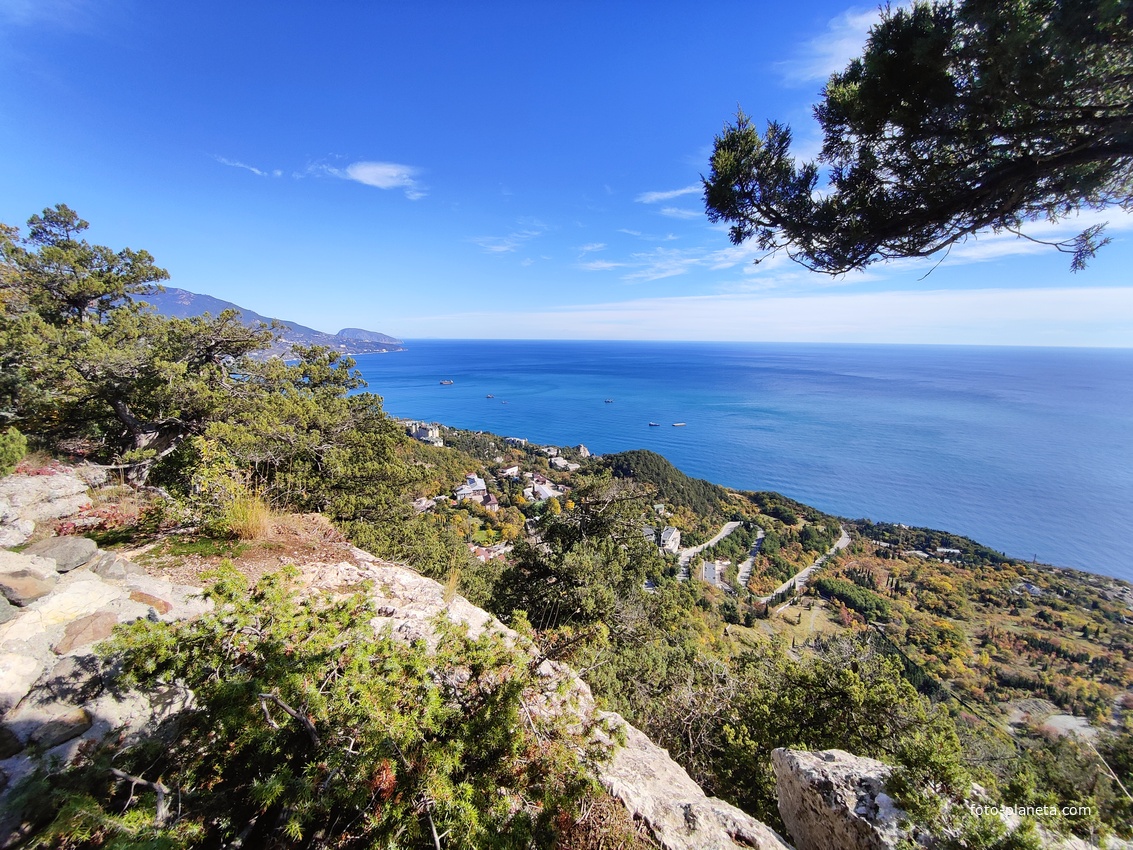 На пешеходном экологическом маршруте "Курчатовская тропа" Ялтинского горно-лесного природного заповедника. Вид с вершины г. Ай-Никола на Черноморскую акваторию, побережье и застройку Ореанды..