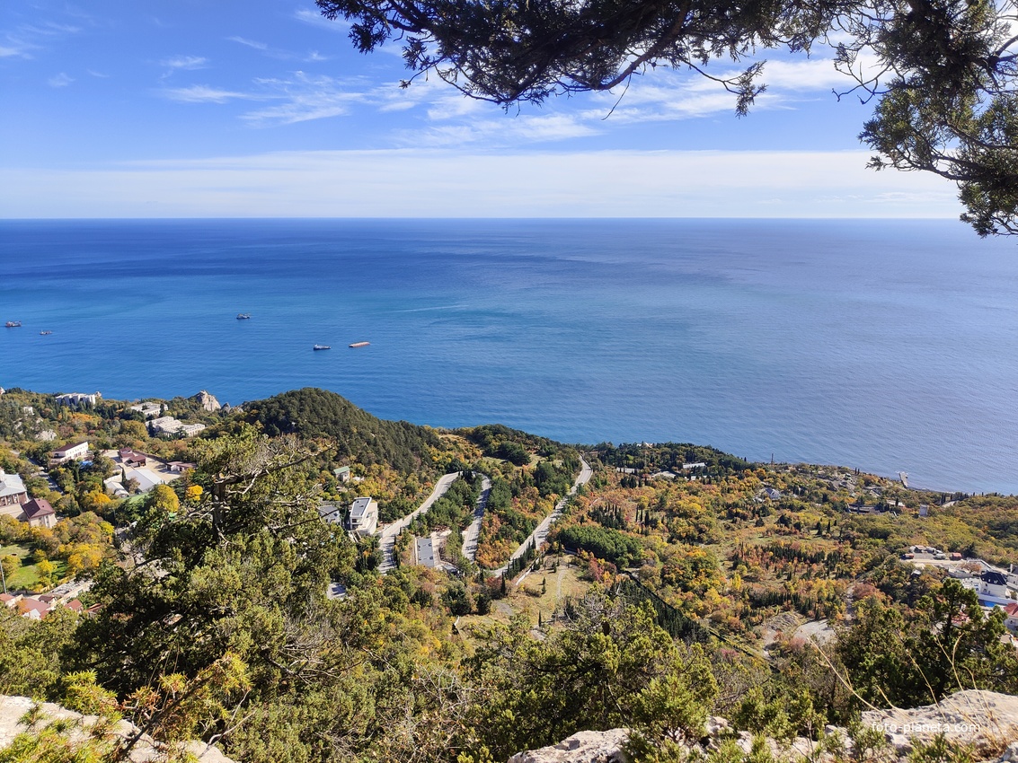 На пешеходном экологическом маршруте "Курчатовская тропа" Ялтинского горно-лесного природного заповедника. Вид с вершины г. Ай-Никола на Черноморскую акваторию, побережье и застройку Ореанды.