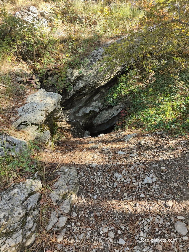 На пешеходном экологическом маршруте "Курчатовская тропа" Ялтинского горно-лесного природного заповедника. Пещера Ай-Никольская.
