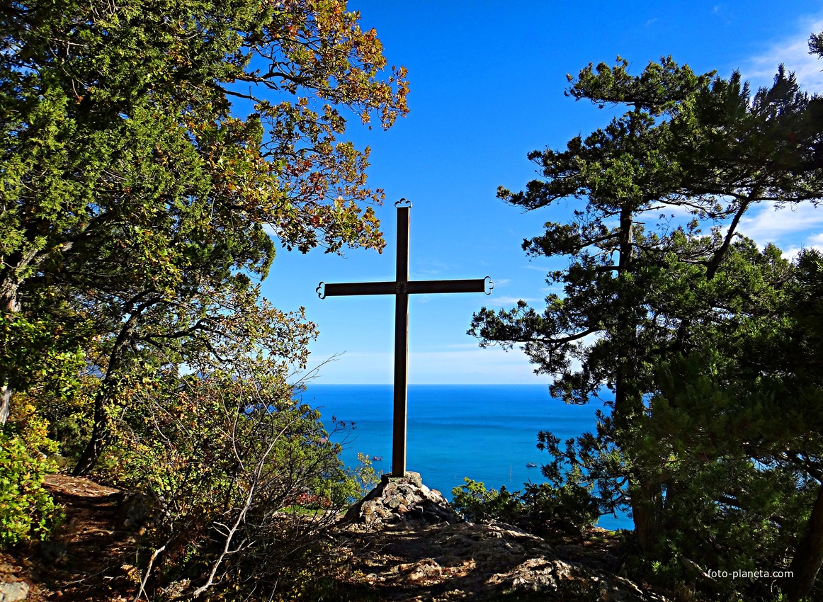 На пешеходном экологическом маршруте "Курчатовская тропа" Ялтинского горно-лесного природного заповедника. Крест на вершине г. Ай-Никола. Копия исторического памятника 17 века. Его называют Казачья веха.