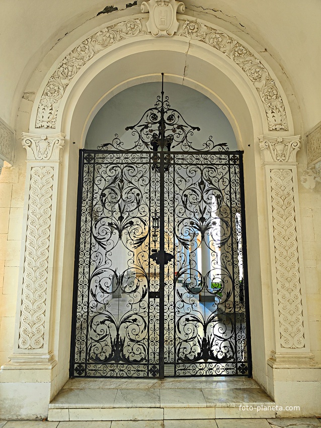 Дворцово-парковый ансамбль Ливадийского дворца. Кованые ажурные ворота в Итальянский дворик