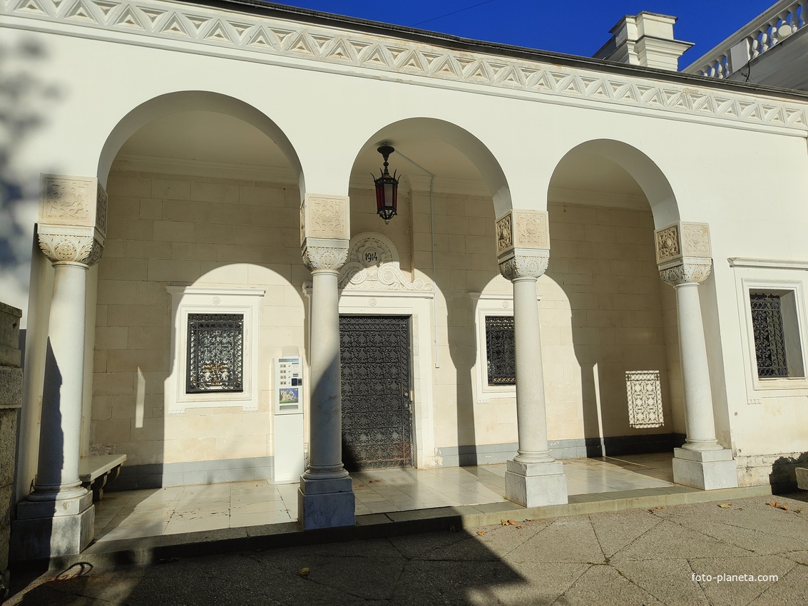 Дворцово-парковый ансамбль Ливадийского дворца. Византийская колоннада — украшение паперти Крестовоздвиженского храма, которое было добавлено в 1910–1911 гг. архитектором Н. П. Красновым при строительстве нового Большого Императорского дворца.