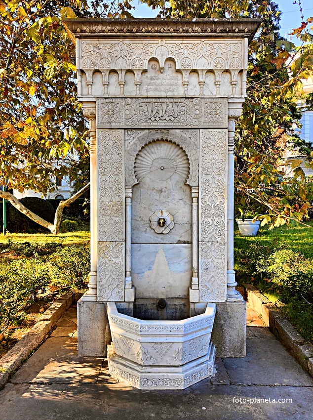 Дворцово-парковый ансамбль Ливадийского дворца. Изящный мраморный фонтан "Ливадия" в восточном стиле. В верхней части фонтана на мраморной доске арабскими буквами высечено слово «Ливадия».