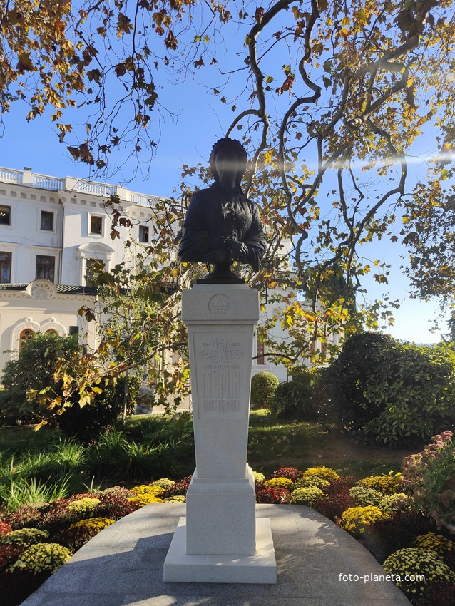 Дворцово-парковый ансамбль Ливадийского дворца. Бюст первой хозяйки бывшей царской резиденции – императрицы Марии Александровны рядом с Крестовоздвиженским храмом.