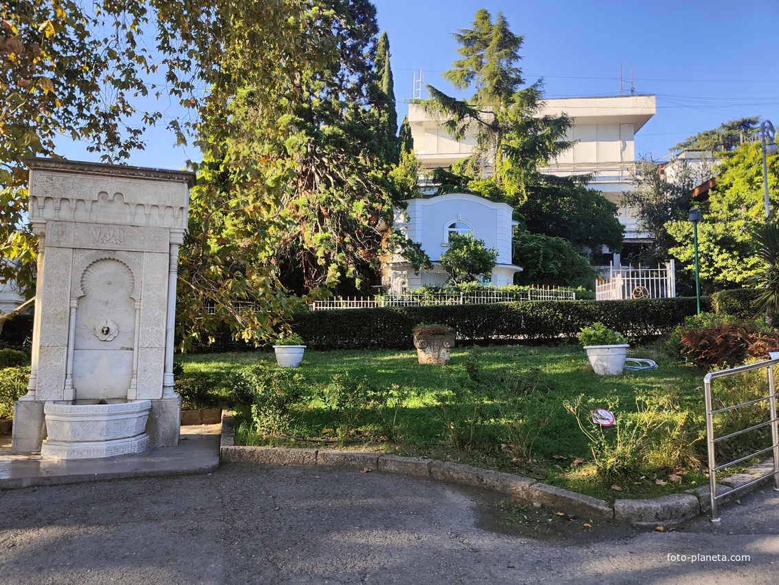 Дворцово-парк. ансамбль Ливад. дворца. Фонтан "Ливадия" от прежн. владельца имения, графа Потоцкого (стоял в зимн. саду Большого дома). С новыми навершием и основанием из каррарского мрамора, -  был перенесен Монигетти к Крестовоздвиженскому храму.