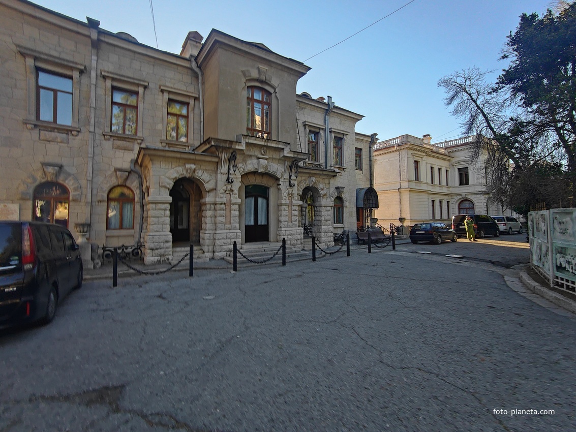 Дворцово-парковый ансамбль Ливадийского дворца.  Дом барона В. Б. Фредерикса, последнего министра императорского Двора, построен в 1902г. по проекту петербургского архитектора Альфреда Бибера.