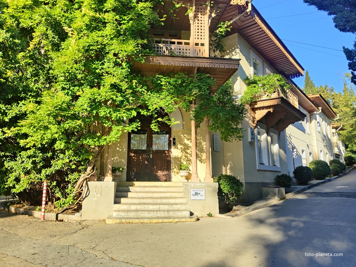 Дворцово-парковый ансамбль Ливадийского дворца. Бывший корпус №4 санатория "Ливадия", бывший Гофмаршальский корпус, постройки 1860-х гг. по проекту архитектора Ипполита Монигетти. Сейчас - апартаменты "Вилла Гофмаршал".