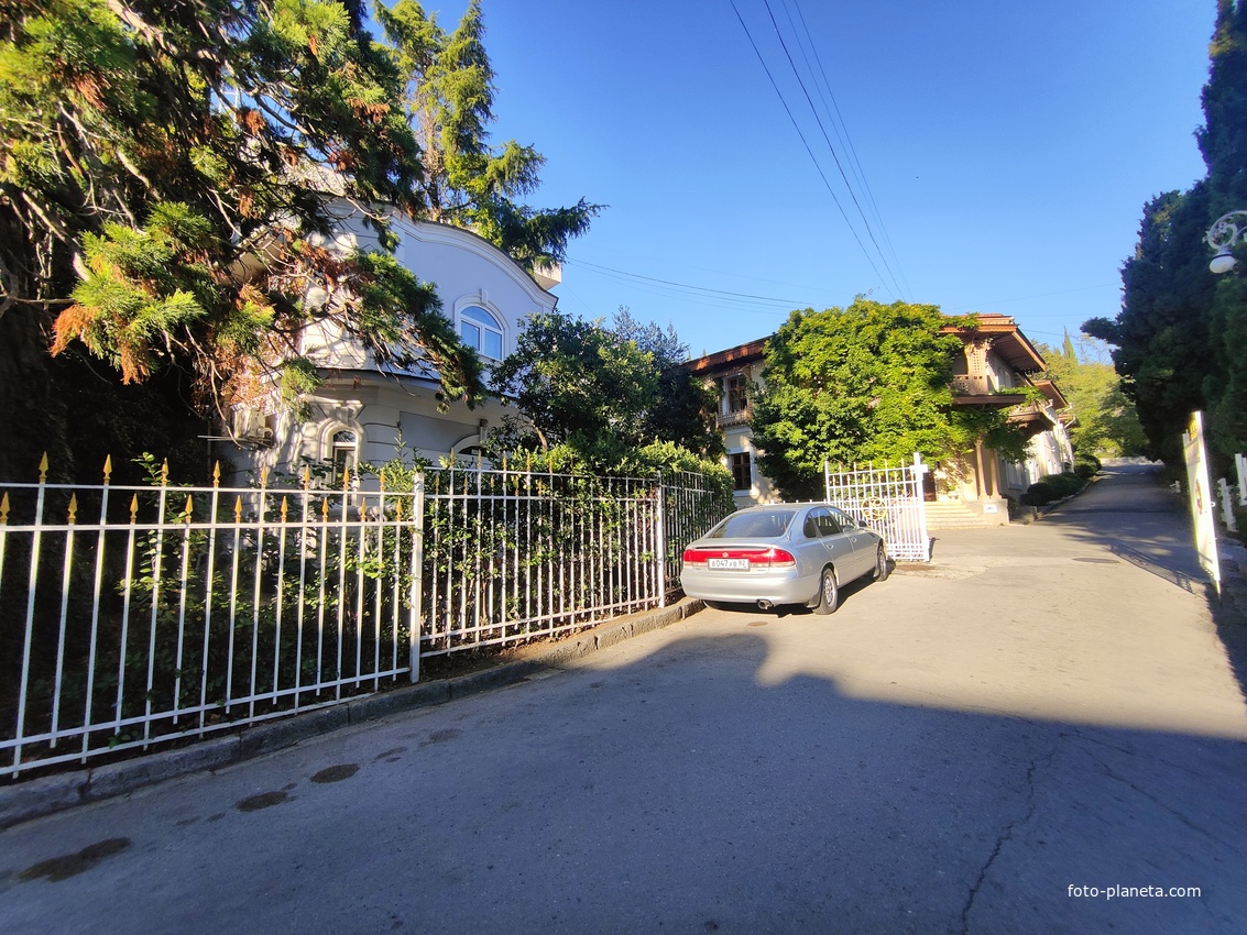 Дворцово-парковый ансамбль Ливадийского дворца. Столовая и апартаменты "Вилла Гофмаршал" (бывший корпус №4 санатория "Ливадия", бывший Гофмаршальский корпус, постройки 1860-х гг. по проекту архитектора Ипполита Монигетти).