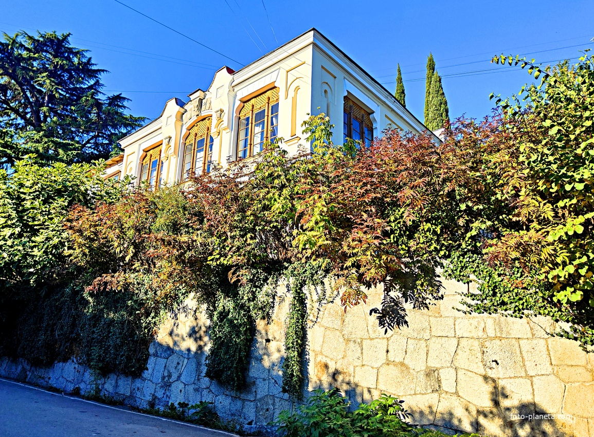 Дворцово-парковый ансамбль Ливадийского дворца. Корпус №8 расформированного санатория «Ливадия» (в царские времена был прачечной).  Сейчас в этом здании один из корпусов бутикового отеля.