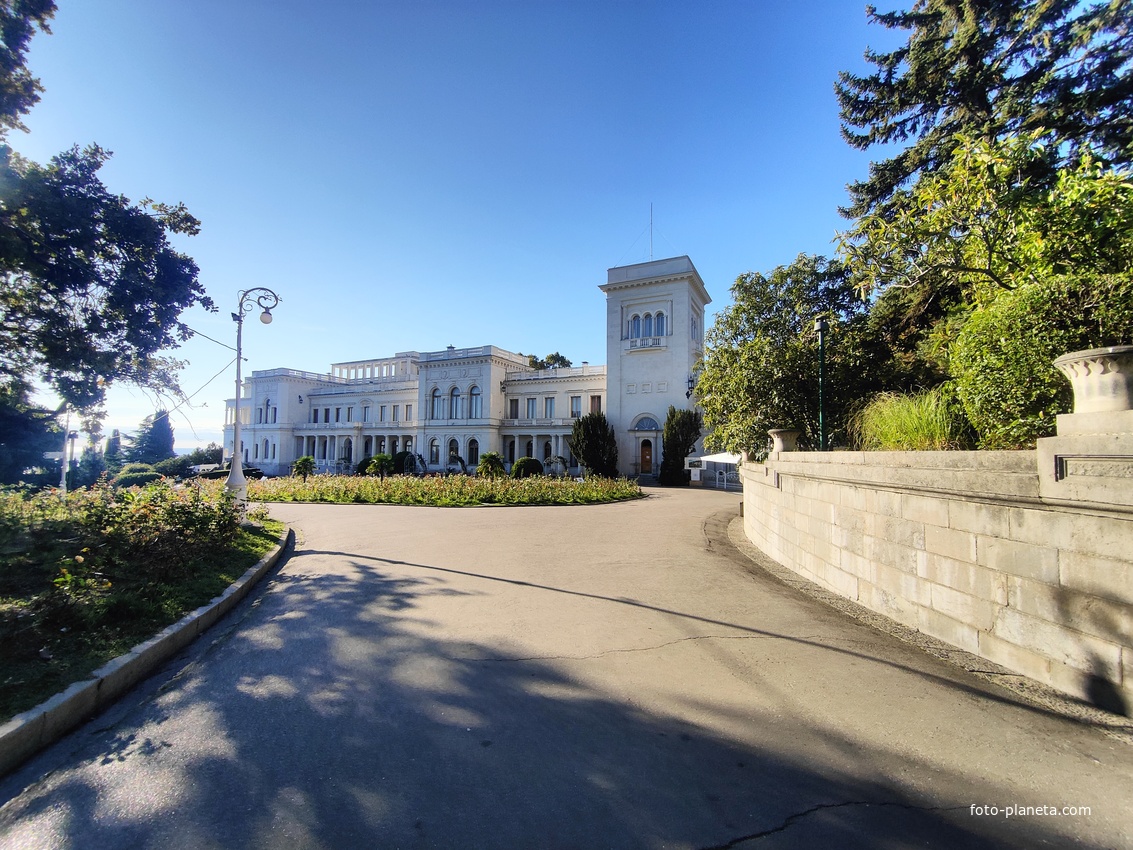 Дворцово-парковый ансамбль Ливадийского дворца. Аллея и парадная площадь перед Большим дворцом.