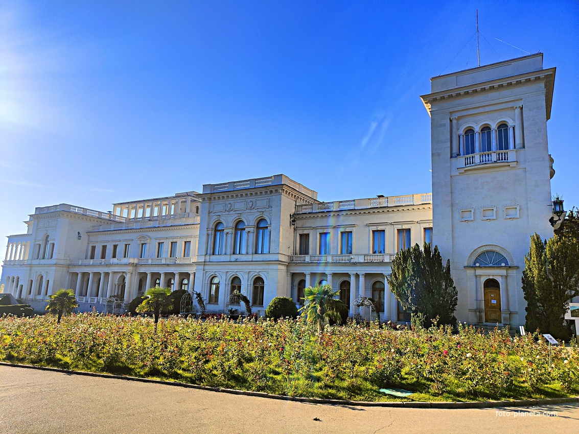 Дворцово-парковый ансамбль Ливадийского дворца. Аллея и парадная площадь перед Большим дворцом. Партер на парадной площади перед Большим дворцом.