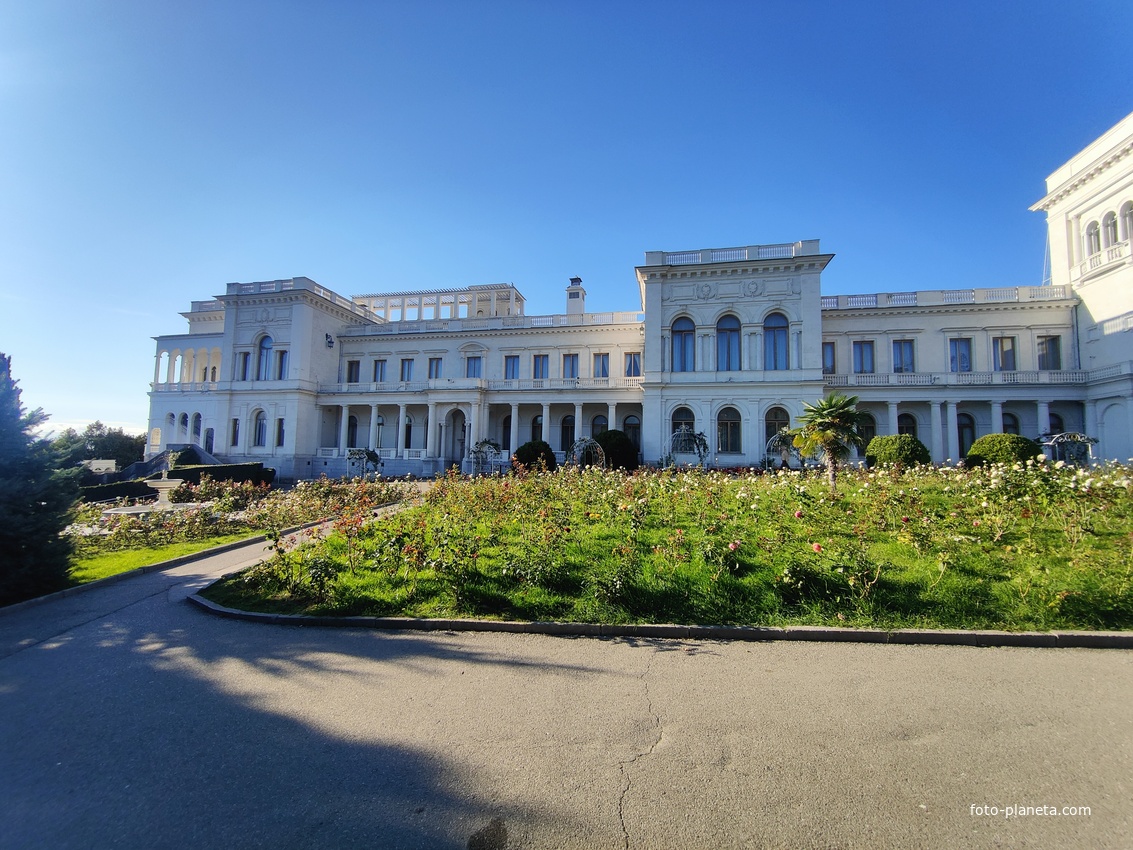 Дворцово-парковый ансамбль Ливадийского дворца. Партер на парадной площади перед Большим дворцом.