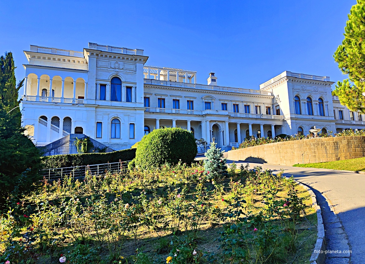 Дворцово-парковый ансамбль Ливадийского дворца. Партер на парадной площади перед Большим дворцом.